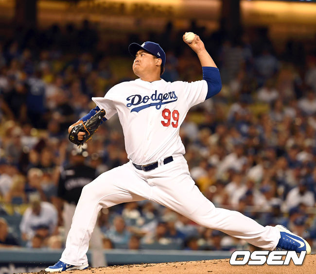 2회초 선두타자 맥마혼을 삼진으로 처리하며 류현진이 넘어지고 있다. /dreamer@osen.co.kr