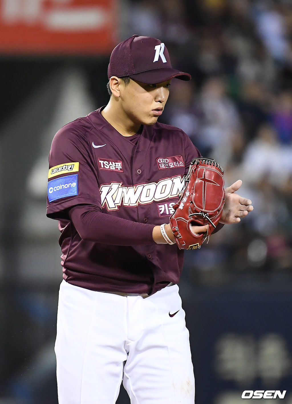 3회말 2사 키움 이승호가 두산 김재호의 2루 도루때 1루 견제구를 잡아낸 박병호에게 박수를 보내고 있다./youngrae@osen.co.kr