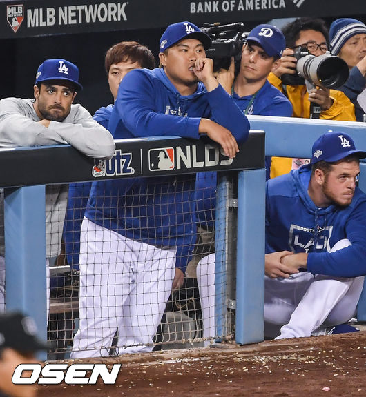 경기종료 후 류현진이 더그아웃을 떠나지 못한채 아쉬워하고 있다. /soul1014@osen.co.kr