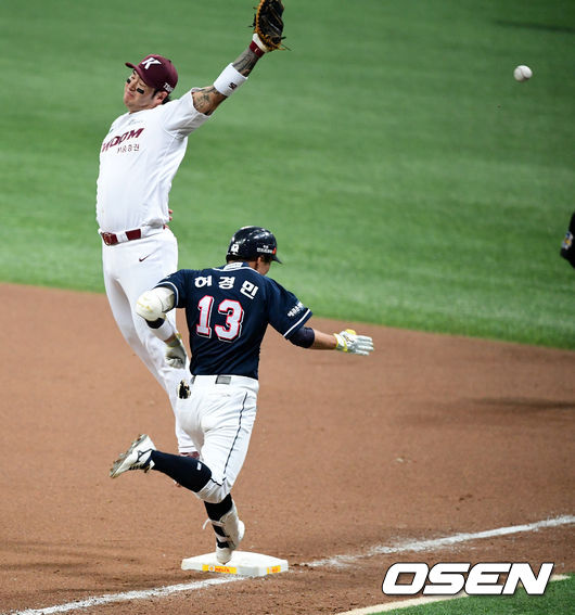 한국시리즈 3차전 8회초 무사에서 키움 박병호가 두산 허경민의 3루땅볼에 송성문의 악송구로 볼을 놓치고 있다. /jpnews@osen.co.kr