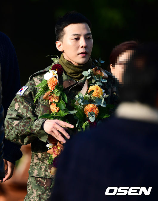 지드래곤이 팬들과 만남을 갖고 이동하고 있다. /jpnews@osen.co.kr