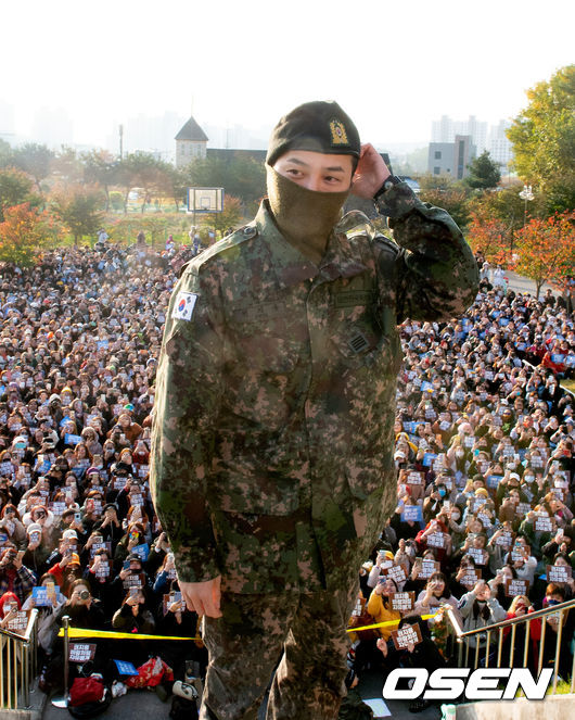 지드래곤이 팬들 앞에서 전역 신고를 하고 있다. /jpnews@osen.co.kr