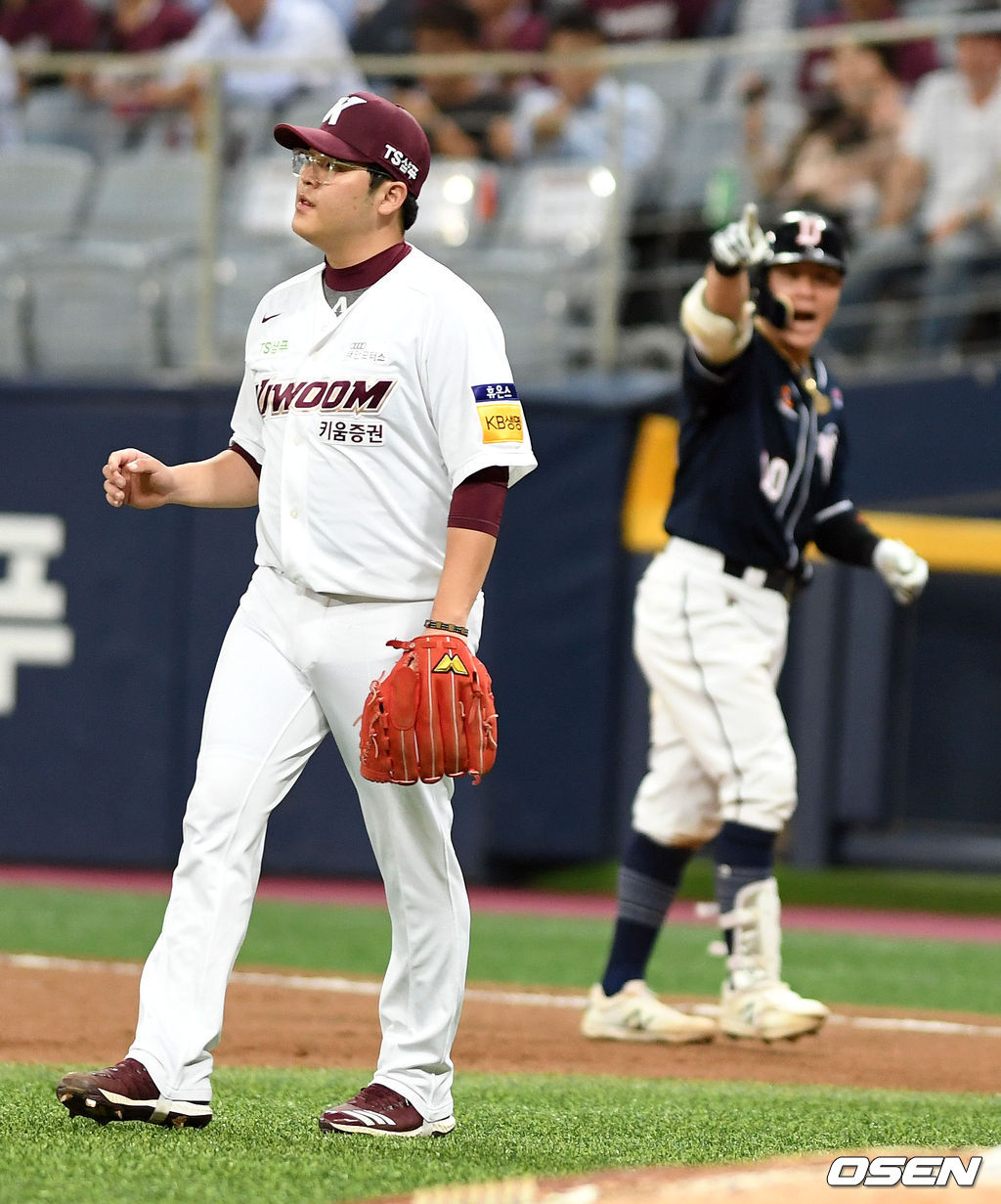 8회초 2사 3루서 박세혁에게 적시타를 맞은 한현희가 아쉬워하고 있다. /spjj@osen.co.kr