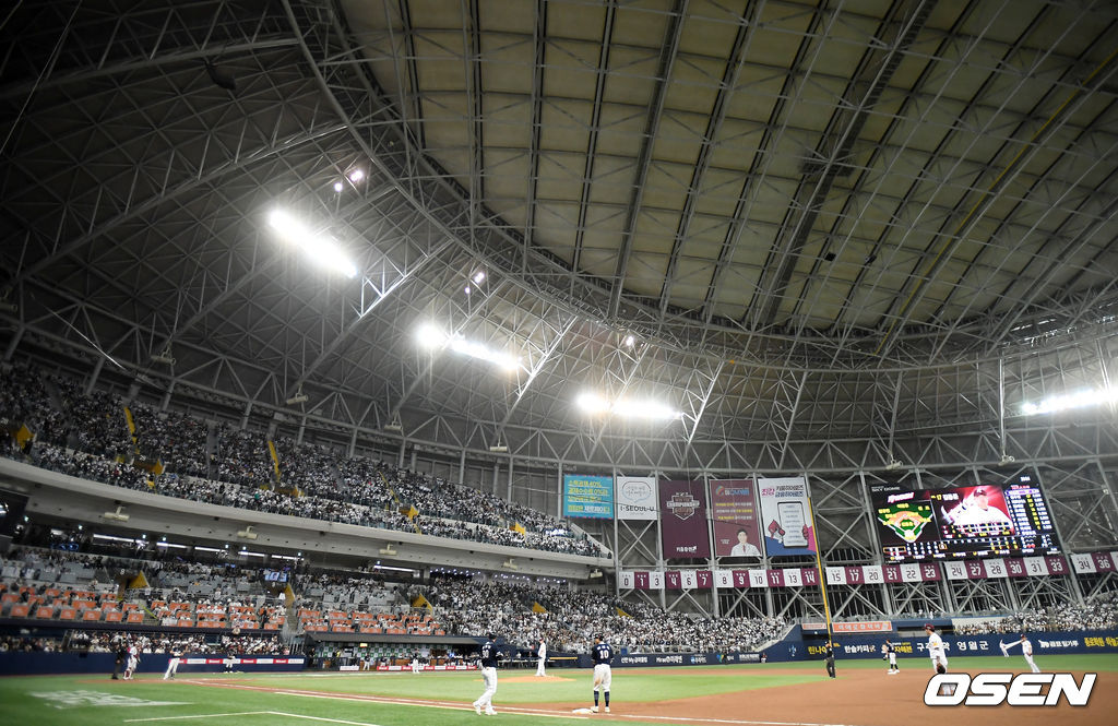 25일 오후 서울 고척스카이돔에서 ‘2019 신한은행 MY CAR KBO리그 포스트시즌’ 키움 히어로즈와 두산 베어스의 한국시리즈 3차전이 열렸다.6회초 2사 1,2루 두산 박건우가 타석에 들어서고 있다./youngrae@osen.co.kr