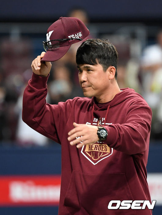 키움은 17일 고척 스카이돔에서 열린 SK와 플레이오프 3차전에서 10-1 완승을 장식했다. 이로써 시리즈 전적 3승 무패로 한국시리즈에 진출, 두산과 우승을 놓고 격돌한다. 반면 SK는 투타 엇박자에 3연패로 가을 잔치를 마감하게 됐다. 경기 종료 후 키움 장정석 감독이 관중석을 향해 인사를 하고 있다. /sunday@osen.co.kr