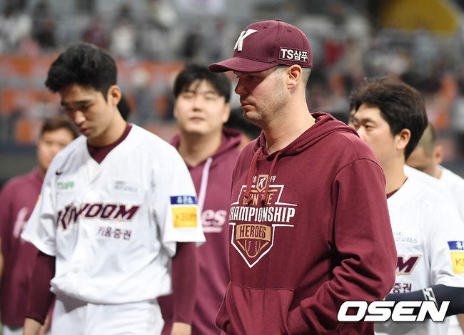 두산은 25일 서울 고척스카이돔에서 열린 2019신한은행 MYCAR 한국시리즈 3차전에서 세스 후랭코프의 호투와 박건우의 투런홈런 등 4회 빅이닝을 만들어내며 5-0으로 승리했다. 패배한 키움 브리검이 그라운드를 나서고 있다./youngrae@osen.co.kr