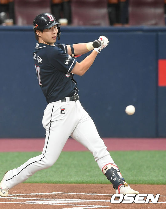 1회초 두산 박건우가 1루수 앞 땅볼을 때리고 있다./youngrae@osen.co.kr