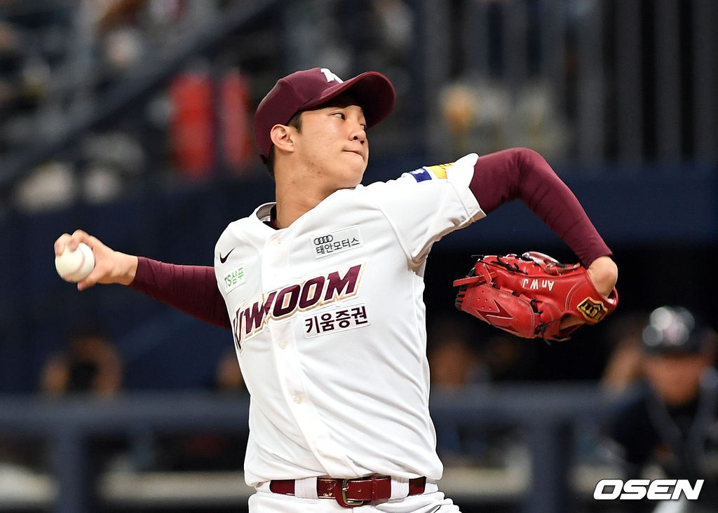키움 안우진이 힘차게 공을 뿌리고 있다. /spjj@osen.co.kr