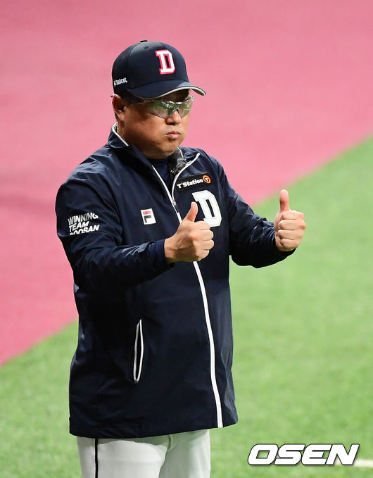 경기를 마치고 두산 김태형 감독이 승리를 기뻐하고 있다. /jpnews@osen.co.kr