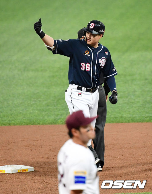3회초 2사 1루에서 두산 오재일이 1타점 적시 2루타를 날리고 기뻐하고 있다. /jpnews@osen.co.kr