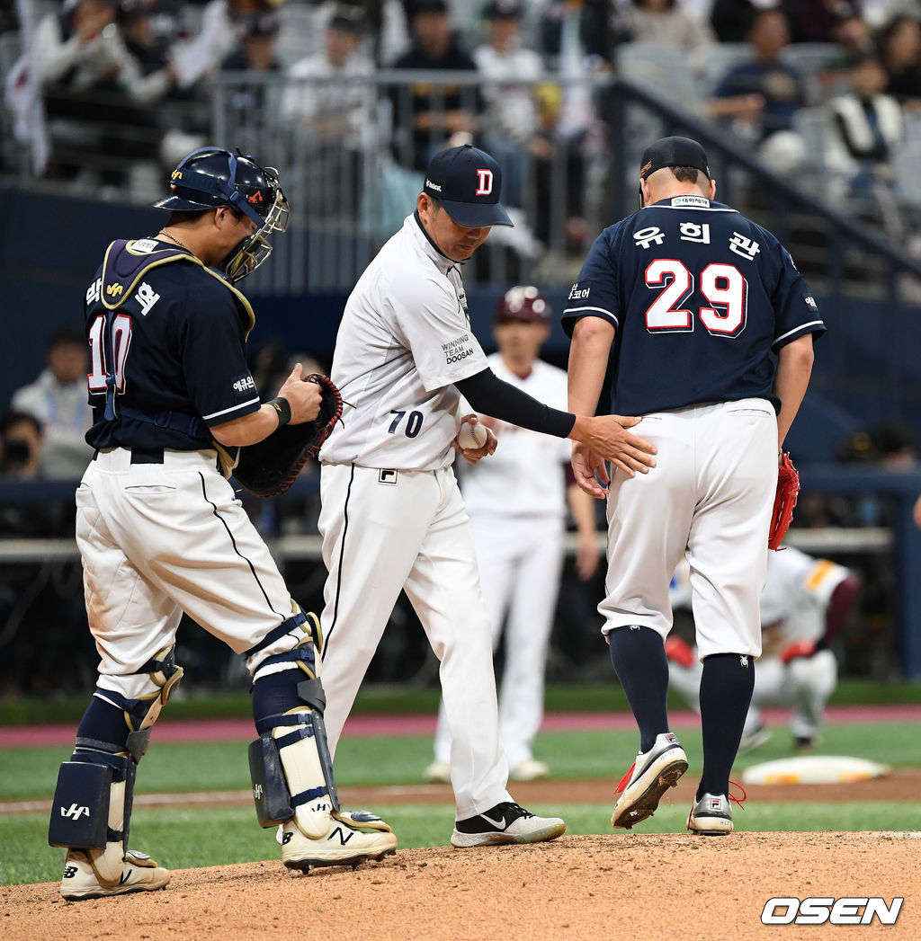 2회말 무사 1, 3루에서 두산 유희관이 마운드를 내려가고 있다. /sunday@osen.co.kr