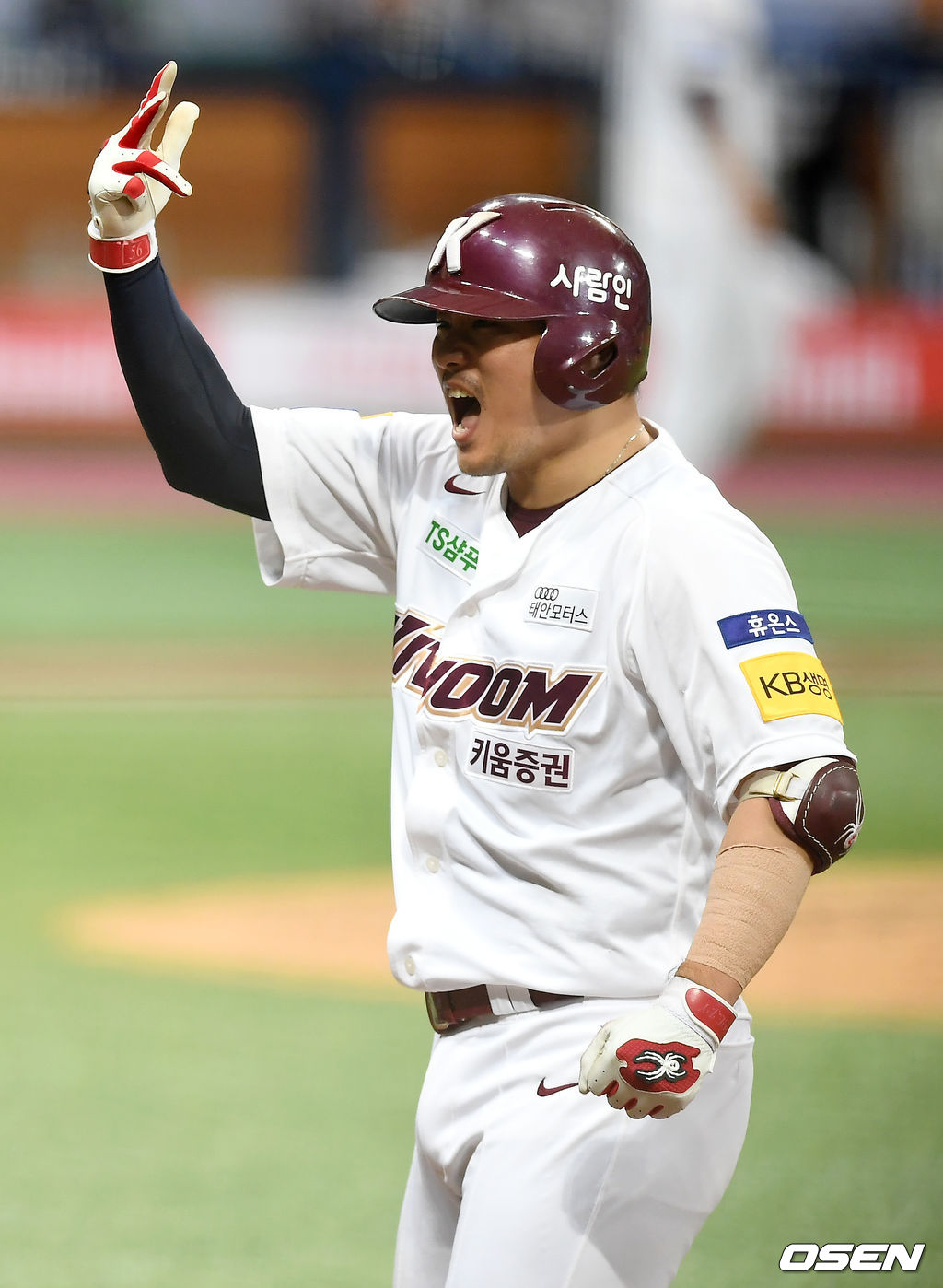 2회말 2사 만루 키움 이지영이 2타점 적시타를 때려낸 뒤 세레머니를 하고 있다./youngrae@osen.co.kr
