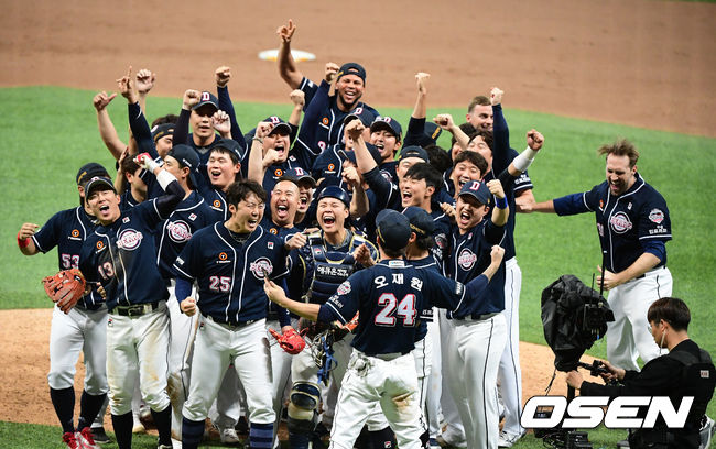 2019년 두산 베어스는 ‘미라클두’였다. 두산은 26일 서울 고척스카에돔에서 열린 ‘2019 신한은행 MY CAR KBO리그 포스트시즌’ 키움 히어로즈와의 한국시리즈에서 9-8로 짜릿한 역전 승리를 거뒀다. 두산은 4연승으로 한국시리즈 우승에 성공했다. 우승이 확정되자 선수들이 그라운드에 모여 우승의 기쁨을 만끽하고 있다. /jpnews@osen.co.kr