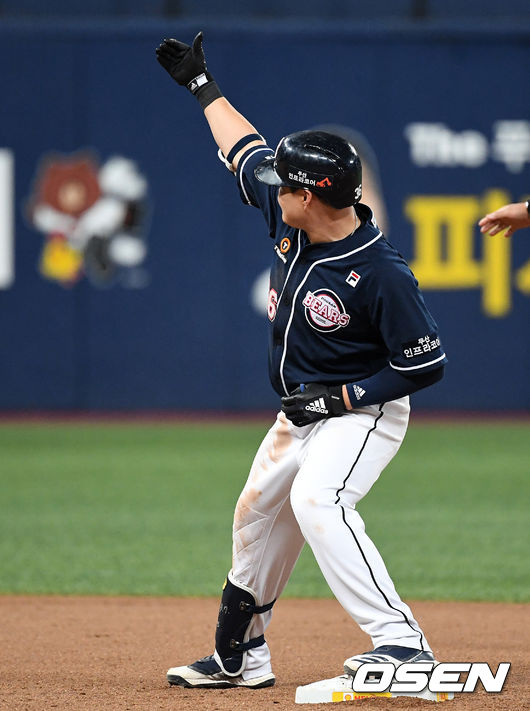 OSEN=고척, 이대선 기자] 26일 오후 서울 고척스카이돔에서 ‘2019 신한은행 MY CAR KBO리그 포스트시즌’ 키움 히어로즈와 두산 베어스의 한국시리즈 4차전이 열렸다. 10회초 2사 3루에서 두산 오재일이 우전 적시 2루타를 치고 환호하고 있다. /sunday@osen.co.kr