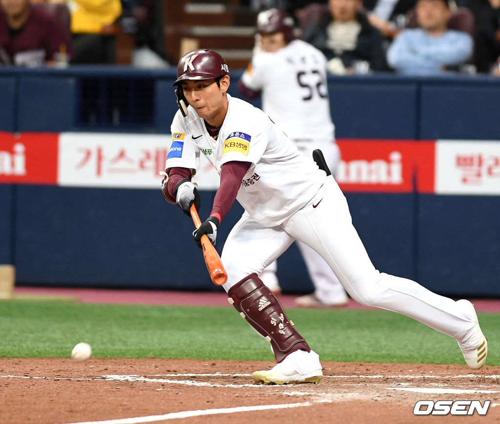 2회말 1사 1,3루 이정후가 기습번트로 타점을 올리고 있다.  야수 선택으로 올 세이프./spjj@osen.co.kr