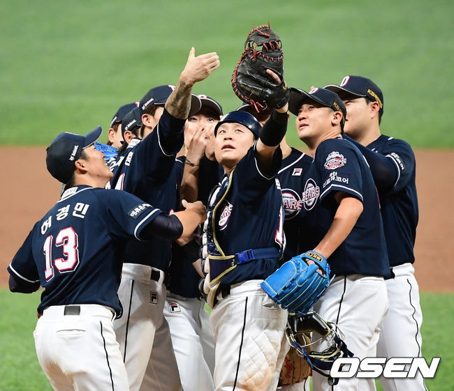 경기를 마치고 두산 선수들이 셀카 세리머니를 하고 있다. /jpnews@osen.co.kr