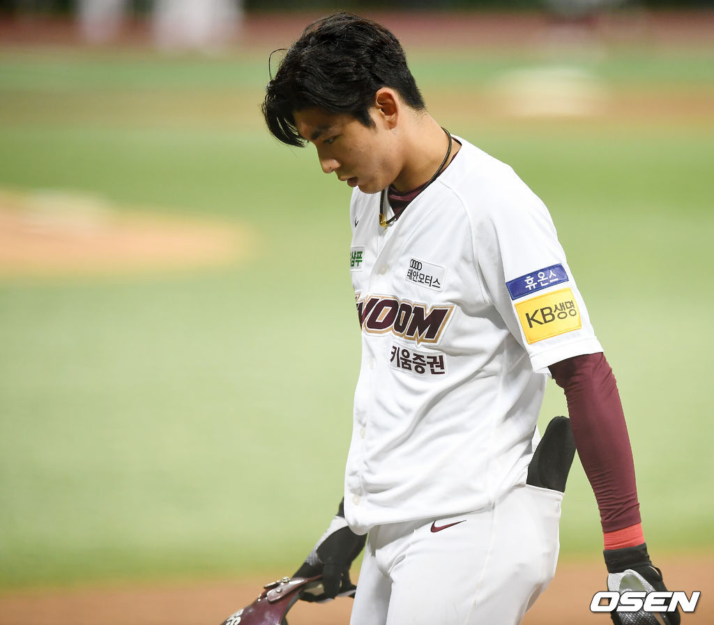 5회말 2사 1루 키움 이정후가 우익수 뜬공으로 물러난 뒤 아쉬워하고 있다./youngrae@osen.co.kr