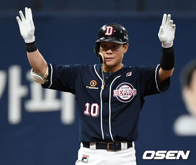 2회초 2사 1루에서 두산 박세혁이 우전 적시 2루타를 치고 환호하고 있다. /sunday@osen.co.kr