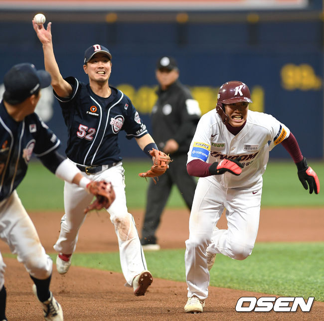 4회말 1사 2루 이지영이 땅볼때 2루주자 송성문이 협살에 걸려 아웃되고 있다. /spjj@osen.co.kr