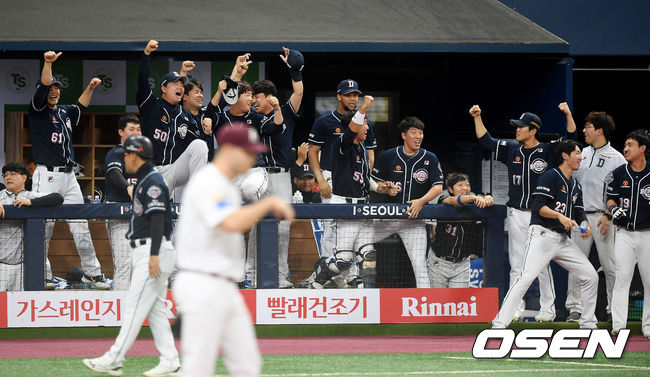 연장 10회초 2사 3루 두산 선수들이 오재일이 적시타를 때리자 기뻐하고  있다./youngrae@osen.co.kr