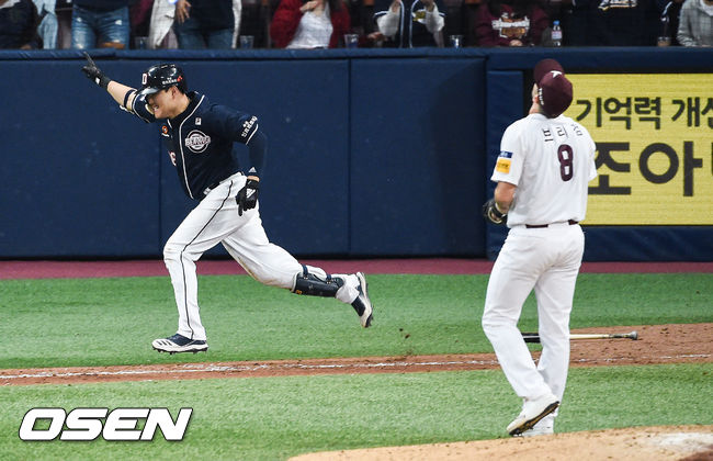 연장10회초 2사 3루 두산 오재일이 재역전 1타점 적시타를 날리고 기뻐하고 있다. /soul1014@osen.co.kr