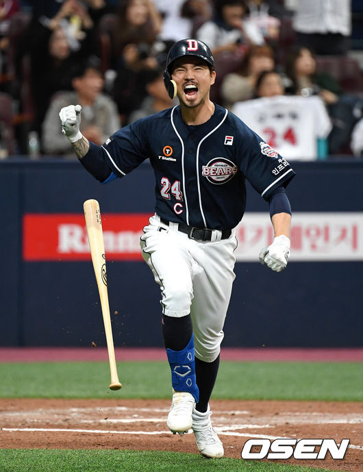 2회초 2사 2루에서 두산 오재원이 우중간 적시타를 치고 환호하고 있다. /sunday@osen.co.kr