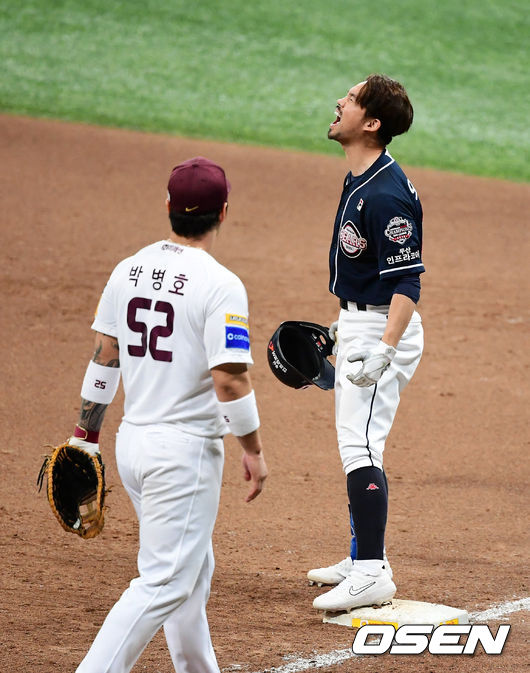 5회초 2사 만루에서 두산 오재원이 역전 2타점 적시타를 날리고 포효하고 있다. /jpnews@osen.co.kr