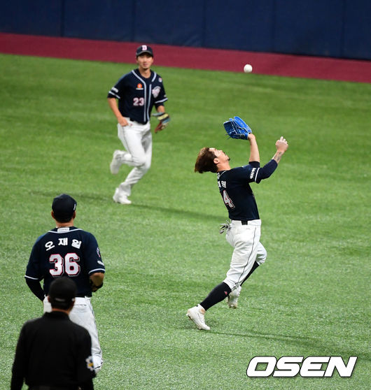 8회말 무사에서 두산 오재원이 키움 김하성의 타구를 처리하고 있다. /jpnews@osen.co.kr