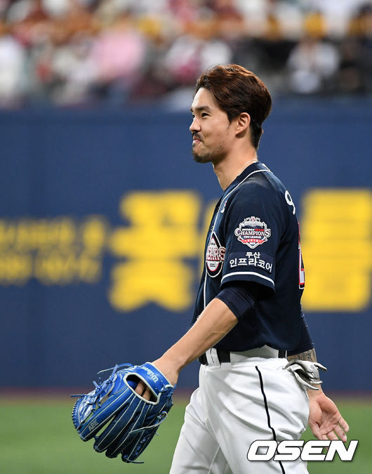 26일 오후 서울 고척스카이돔에서 ‘2019 신한은행 MY CAR KBO리그 포스트시즌’ 키움 히어로즈와 두산 베어스의 한국시리즈 4차전이 열렸다.8회말 무사에서 두산 오재원이 키움 김하성의 타구를 잡고 미소를 짓고 있다. /sunday@osen.co.kr