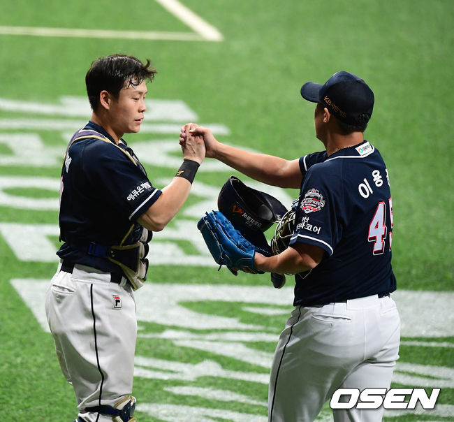 8회말 2사에서 두산 박세혁이 키움 김하성의 파울 플라이 타구를 처리하며 이용찬고 하이파이브를 하고 있다. /jpnews@osen.co.kr