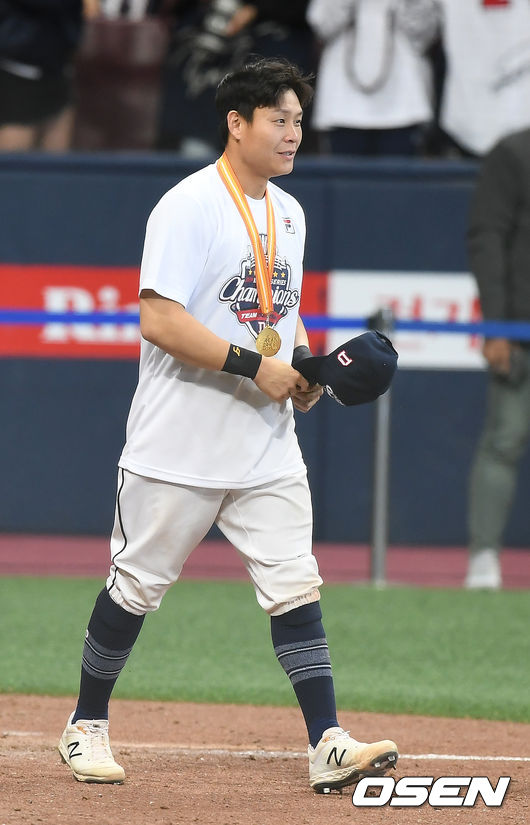 우승을 거둔 두산 박세혁이 우승 메달을 목에 걸로 시상대로 이동하고 있다. /youngrae@osen.co.kr