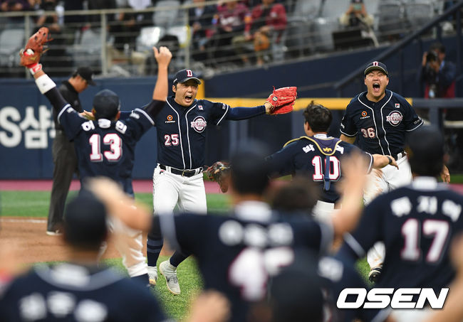 우승이 확정되자 선수들이 그라운드에 모여 우승의 기쁨을 만끽하고 있다./spjj@osen.co.kr