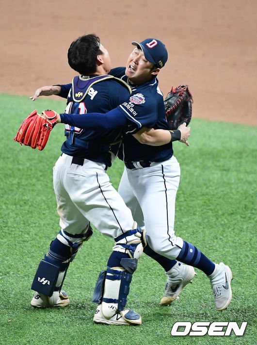 우승이 확정되자 두산 박세혁과 배영수가 기쁨을 만끽하고 있다. /jpnews@osen.co.kr