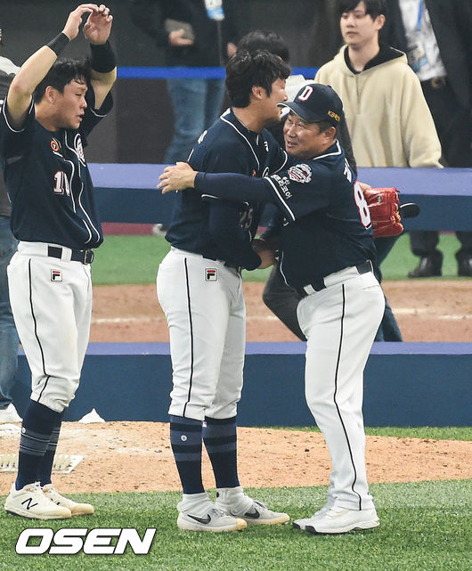 김태형 감독이 배영수와 우승 기쁨을 나누고 있다./soul1014@osen.co.kr