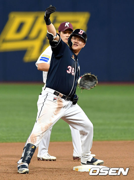 10회초 2사 3루 오재일이 적시타를 치고 셀카 세리머니를 하고 있다. /spjj@osen.co.kr