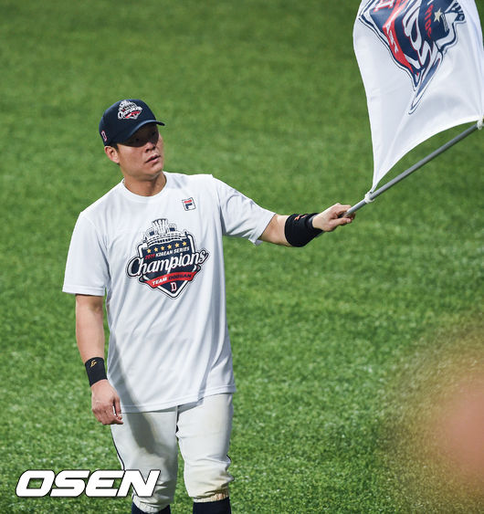 2019년 두산 베어스는 ‘미라클두’였다. 두산은 26일 서울 고척스카에돔에서 열린 ‘2019 신한은행 MY CAR KBO리그 포스트시즌’ 키움 히어로즈와의 한국시리즈에서 11-9로 짜릿한 역전 승리를 거뒀다. 두산은 4연승으로 한국시리즈 우승에 성공했다. 두산 박세혁이 그라운드를 돌며 팬들에게 인사를 하고 있다./soul1014@osen.co.kr