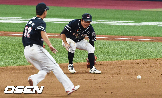 26일 오후 서울 고척스카이돔에서 ‘2019 신한은행 MY CAR KBO리그 포스트시즌’ 키움 히어로즈와 두산 베어스의 한국시리즈 4차전이 열렸다.9회말 2사 만루 키움 서건창의 내야땅볼때 허경민 3루수가 실책하며 동점을 허용하고 있다. /soul1014@osen.co.kr