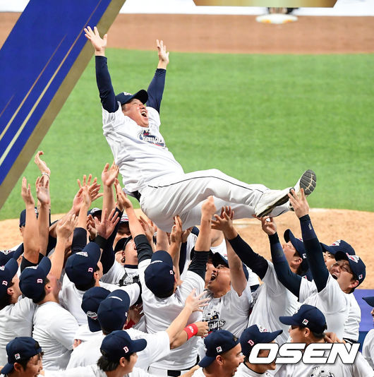 두산 김태형 감독이 선수들에 헹가래를 받으며 우승의 기쁨을 만끽하고 있다. /jpnews@osen.co.kr