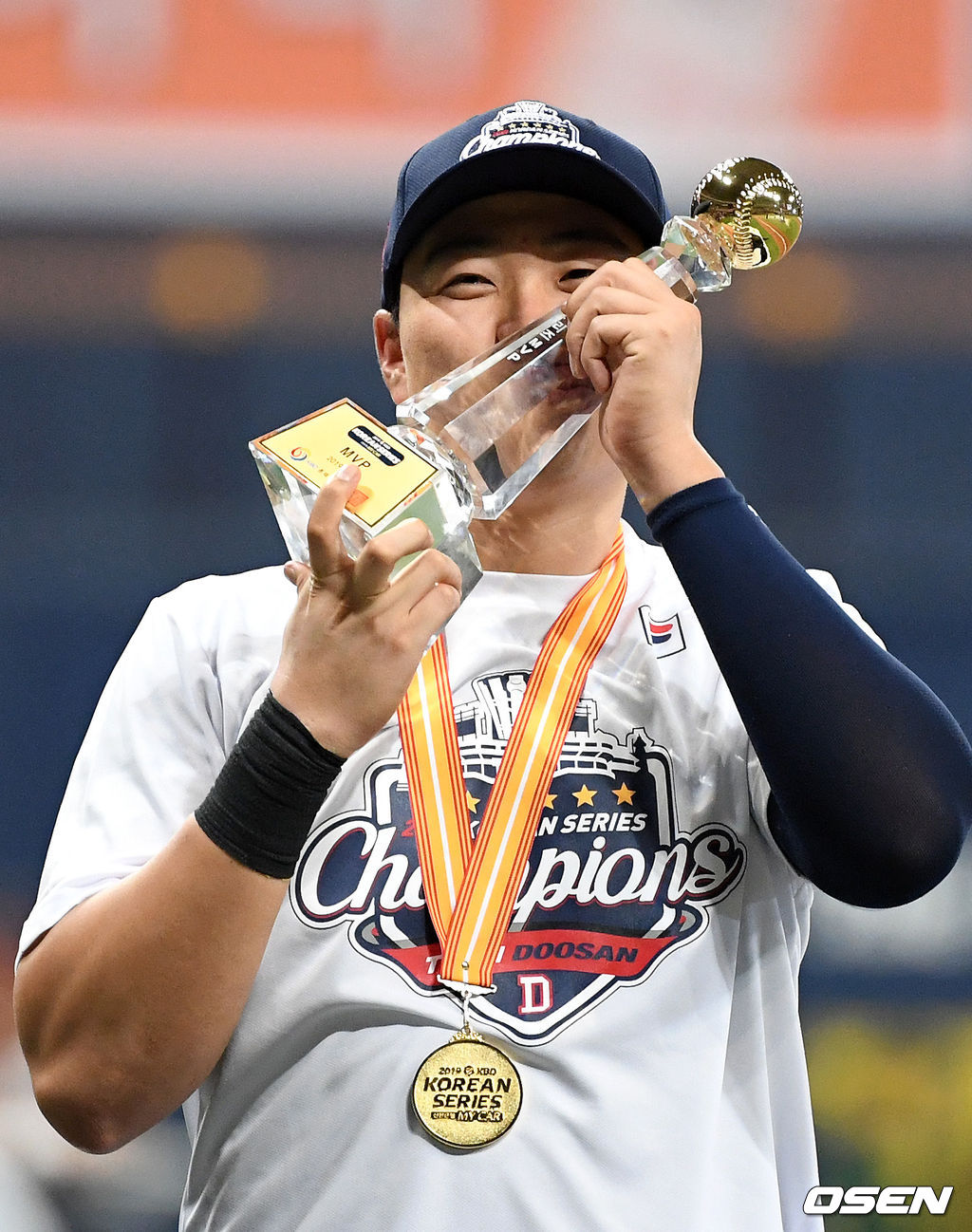 MVP를 차지한 두산 오재일이 기념촬영을 하고 있다.  /sunday@osen.co.kr