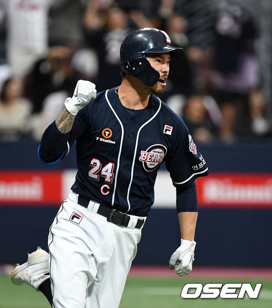 2회초 2사 2루에서 두산 오재원이 우중간 적시타를 치고 환호하고 있다. /sunday@osen.co.kr