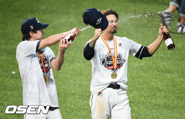 박건우와 오재원이 샴페인 샤워를 하고 있다. /soul1014@osen.co.kr