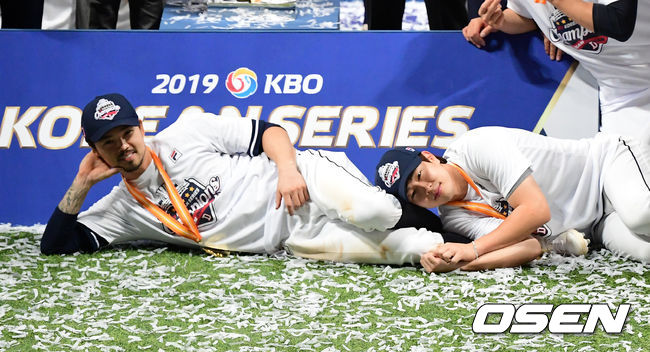 두산 오재원과 박건우가 포즈를 취하고 있다. /jpnews@osen.co.kr