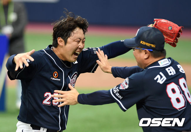 우승이 확정되자 배영수가 김태형 감독에게 달겨가 안기고 있다./spjj@osen.co.kr