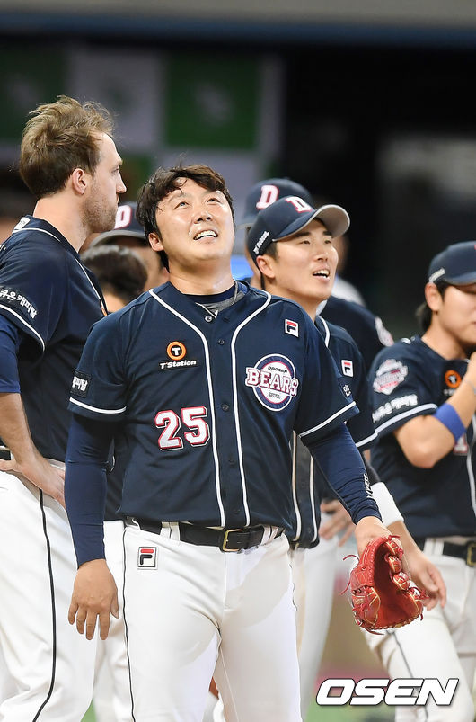 우승을 거둔 두산 배영수가 기뻐하고 있다. /youngrae@osen.co.kr