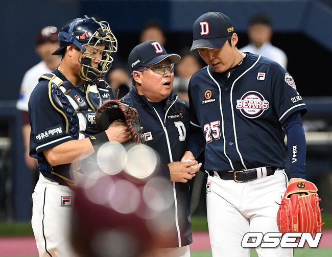 10회말 두산 김태형 감독이 배영수에게 작전을 지시하고 있다. /sunday@osen.co.kr