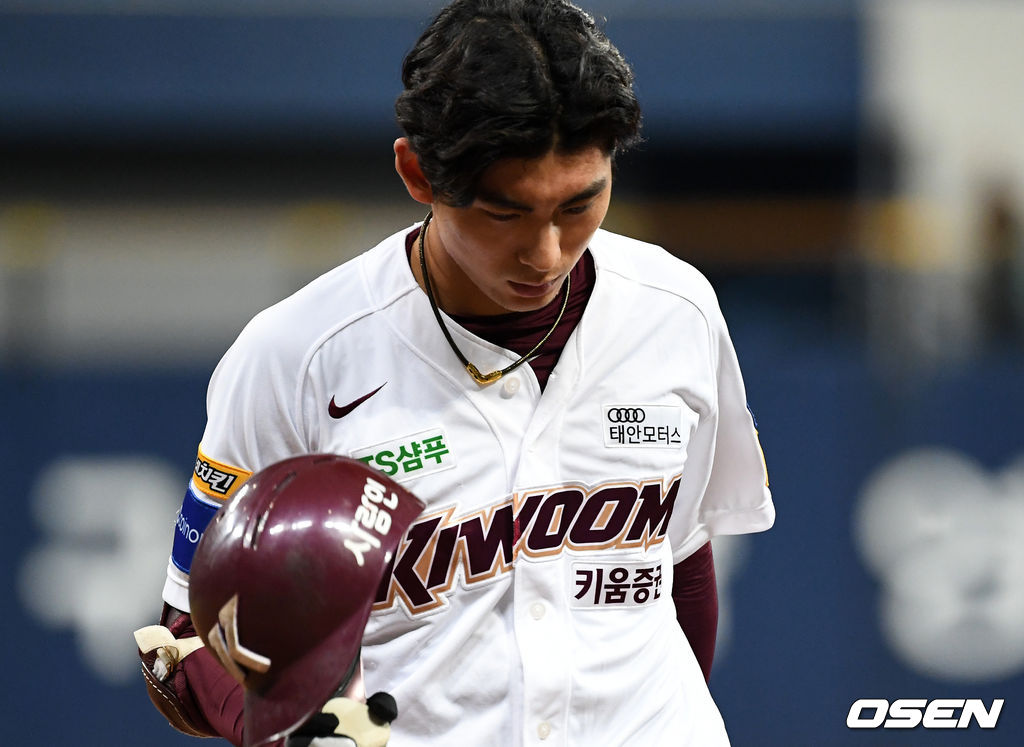 5회말 2사 1루에서 키움 이정후가 외야플라이로 물러나며 아쉬워하고 있다. /sunday@osen.co.kr