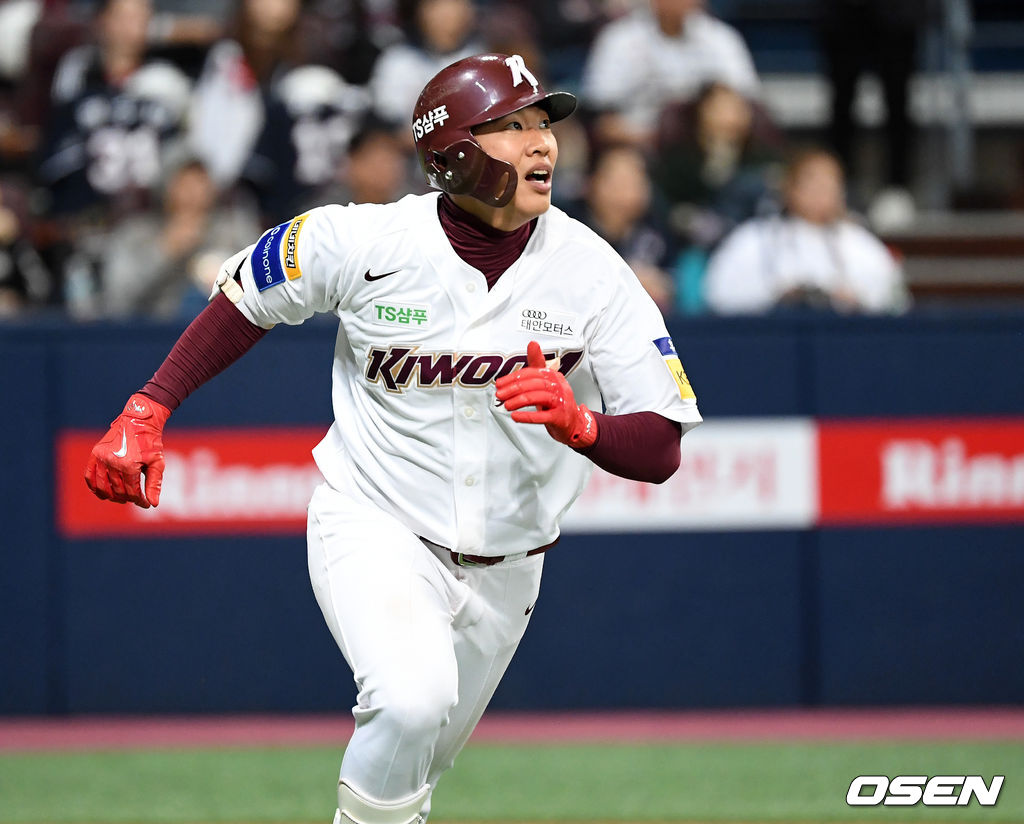 26일 오후 서울 고척스카이돔에서 ‘2019 신한은행 MY CAR KBO리그 포스트시즌’ 키움 히어로즈와 두산 베어스의 한국시리즈 4차전이 열렸다.6회말 2사에서 키움 송성문이 우중간 2루타를 치고 그라운드를 달리고 있다. /sunday@osen.co.kr