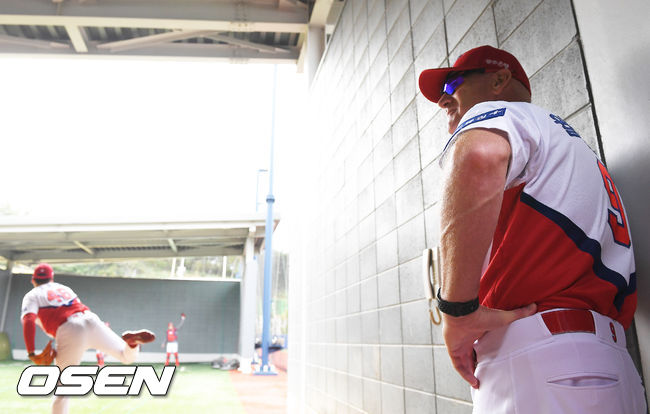 18일 오전 전라남도 기아타이거즈함평전용구장에서 맷 윌리엄스 KIA 타이거즈 신임 감독이 KIA 타이거즈 선수단과 상견례를 가졌다. 맷 윌리엄스 감독이 선수단과 상견례를 마치고 선수들의 훈련을 지켜보고 있다. / rumi@osen.co.kr
