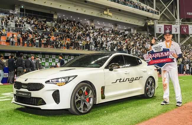 한국시리즈 MVP 오재일 선수가 ‘스팅어’ 차량 앞에서 기념촬영을 하고 있다. /기아차 제공.