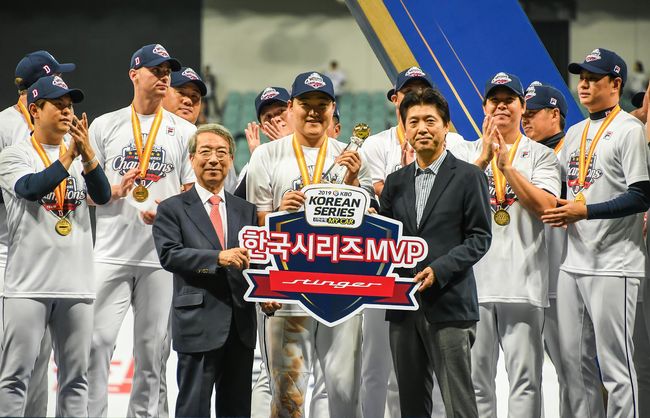 한국시리즈 MVP 오재일 선수(가운데), 정운찬 KBO 총재(왼쪽), 이용민 기아차 국내마케팅실장(상무)이 두산 베어스 선수들과 기념촬영을 하고 있다. 